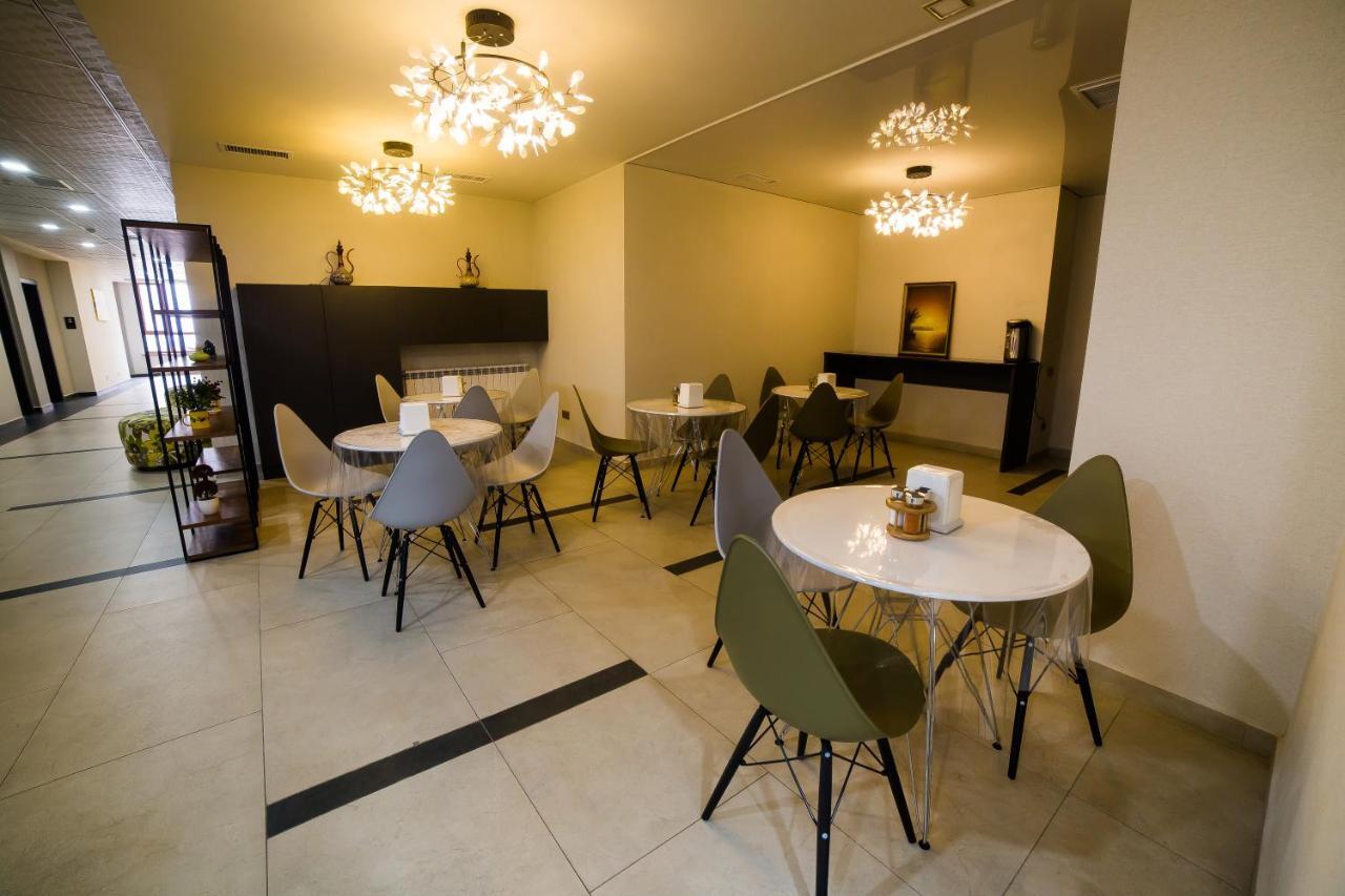 Golden Hotel بيشكيك المظهر الخارجي الصورة